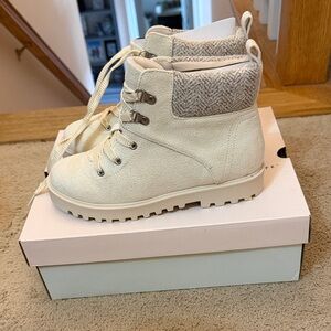 NIB girls size 3 Boots